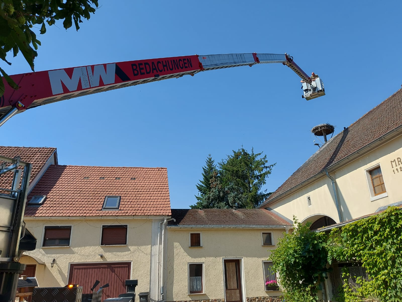 AMAK 80 mit Arbeitskorb an einem Dach