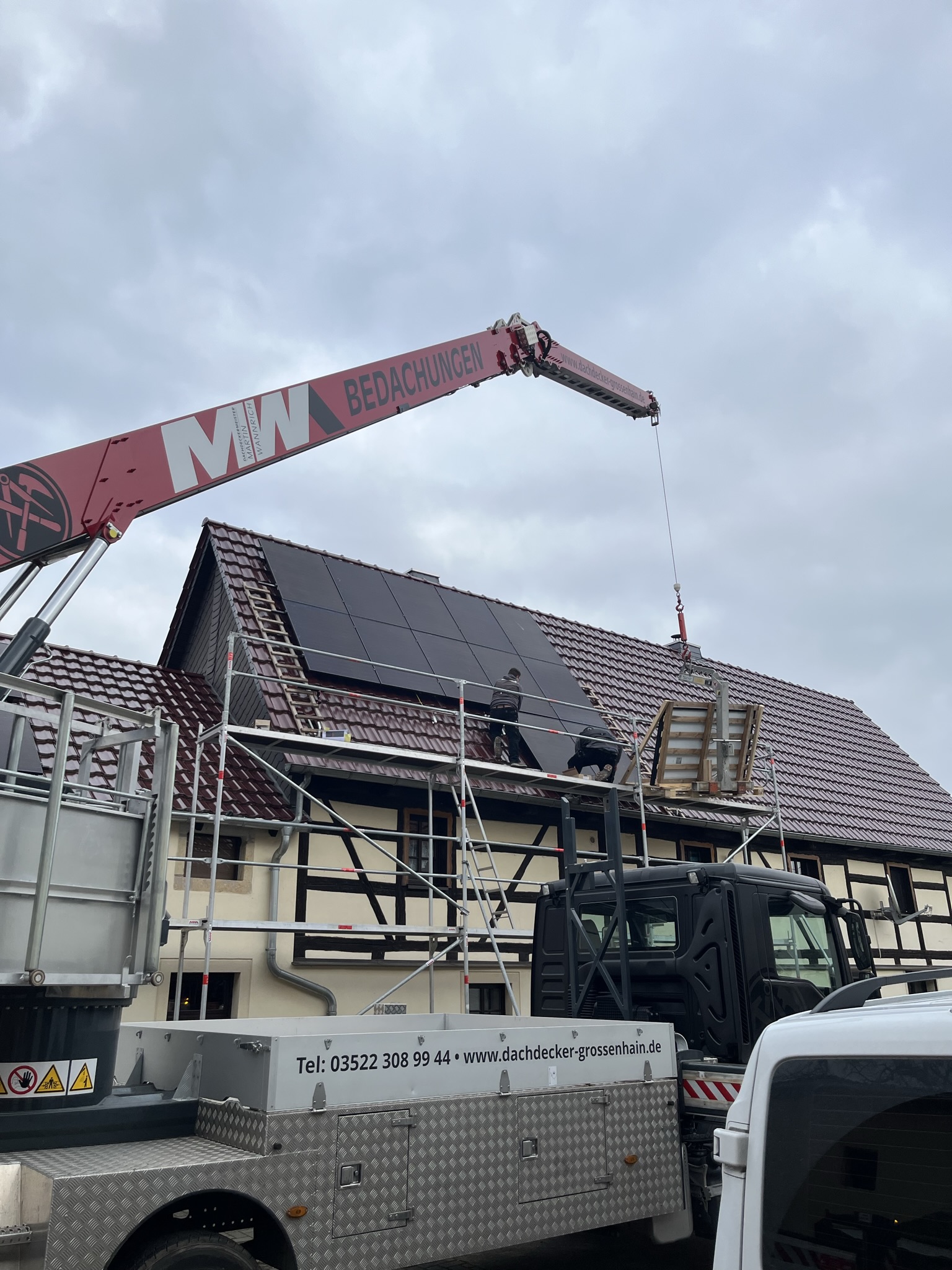 Arbeitsbühne und Hebetechnik bei Arbeiten an einem Dach