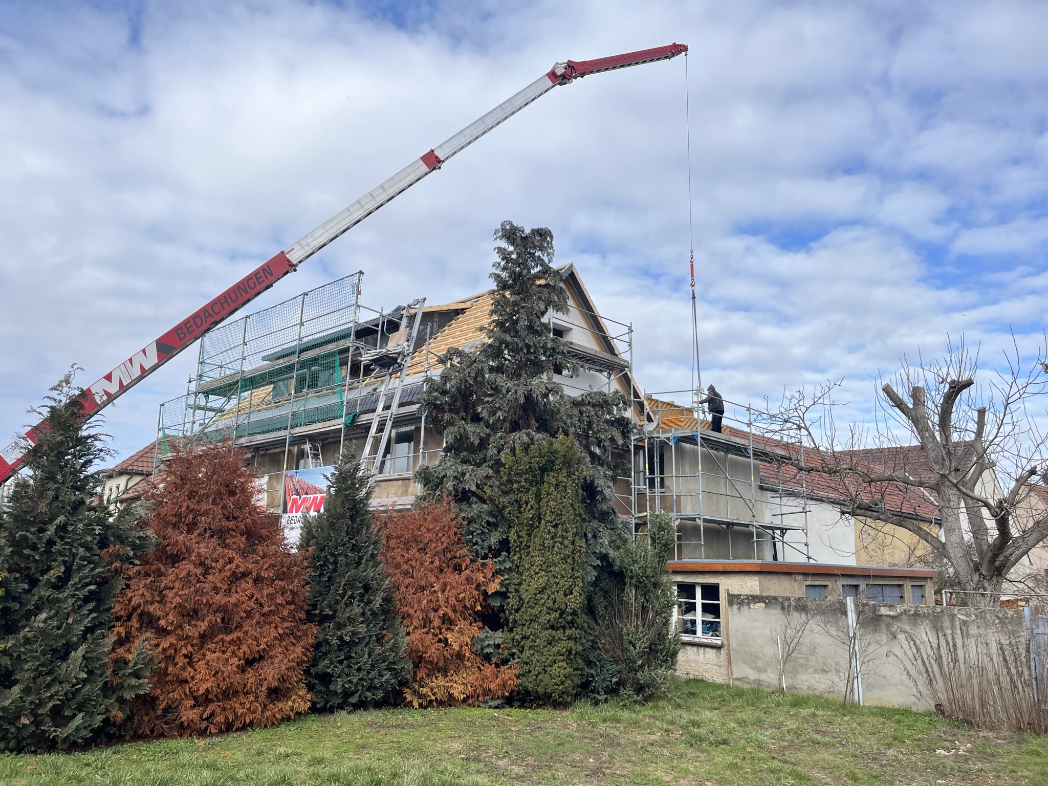 AMAK 80 hebt Material über ein Wohnhaus