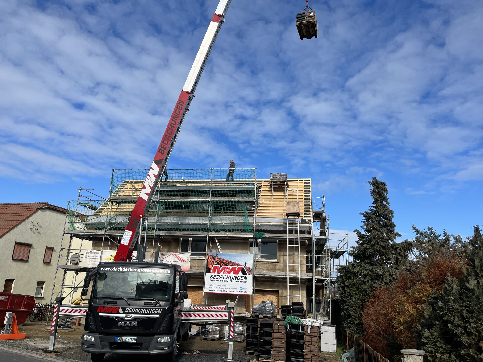 AMAK 80 mit angehängter Palette an einer Dachbaustelle