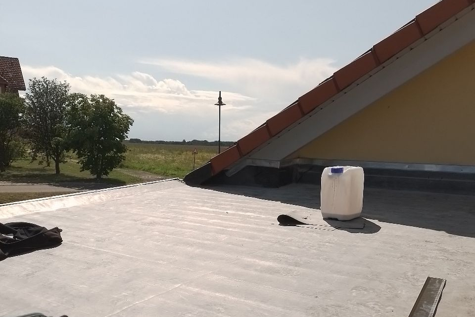 Flachdachabdichtung an einem bestehenden Anbau