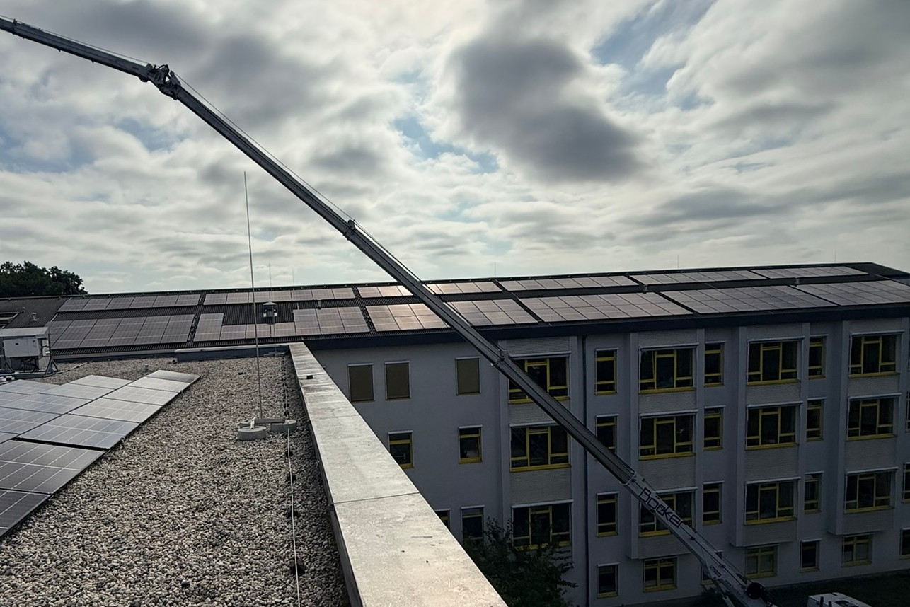 Photovoltaikmodule auf Flachdächern während eines Kraneinsatzes