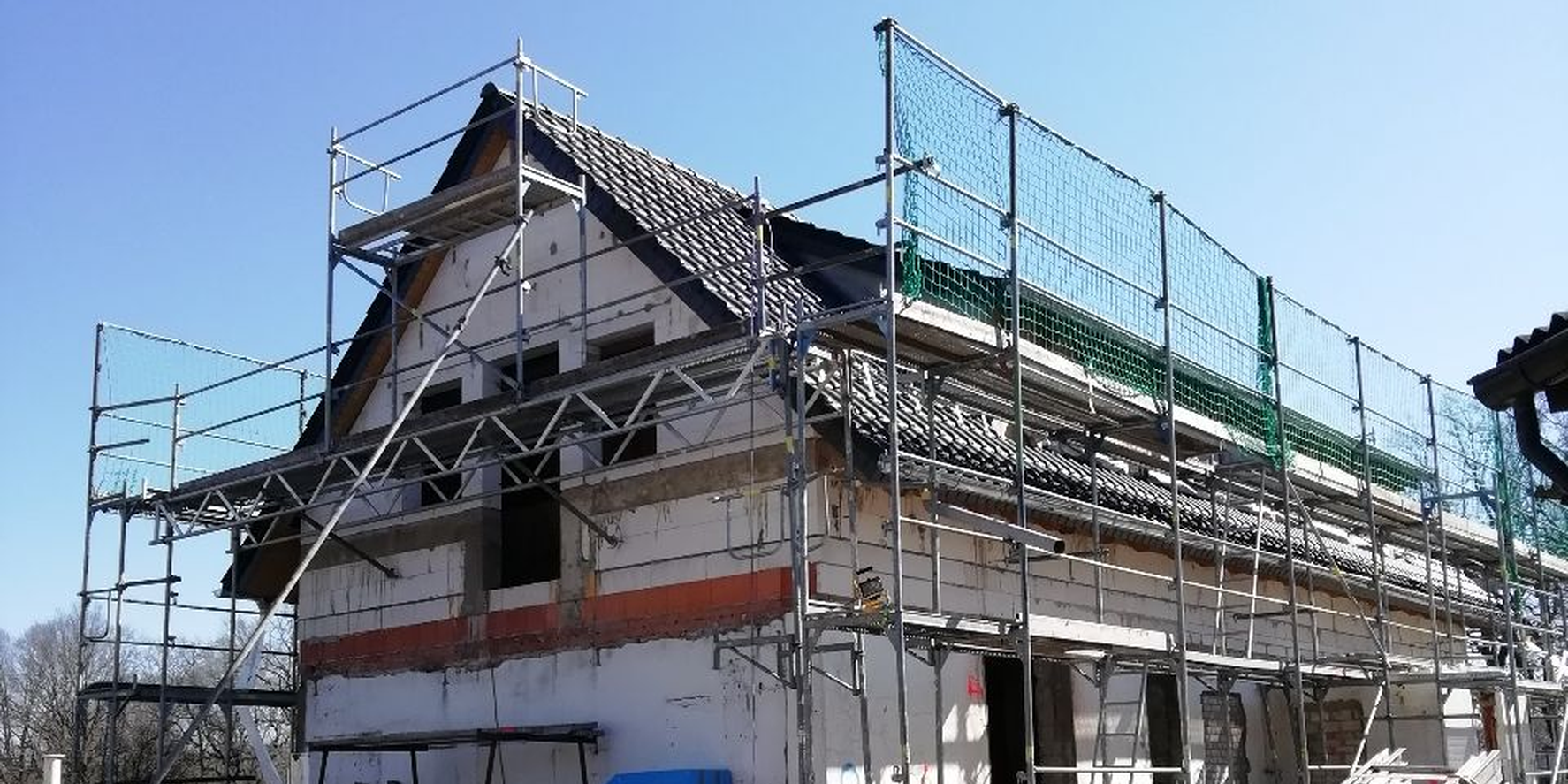 Wohnhaus während eines Um- und Ausbaus mit Gerüst