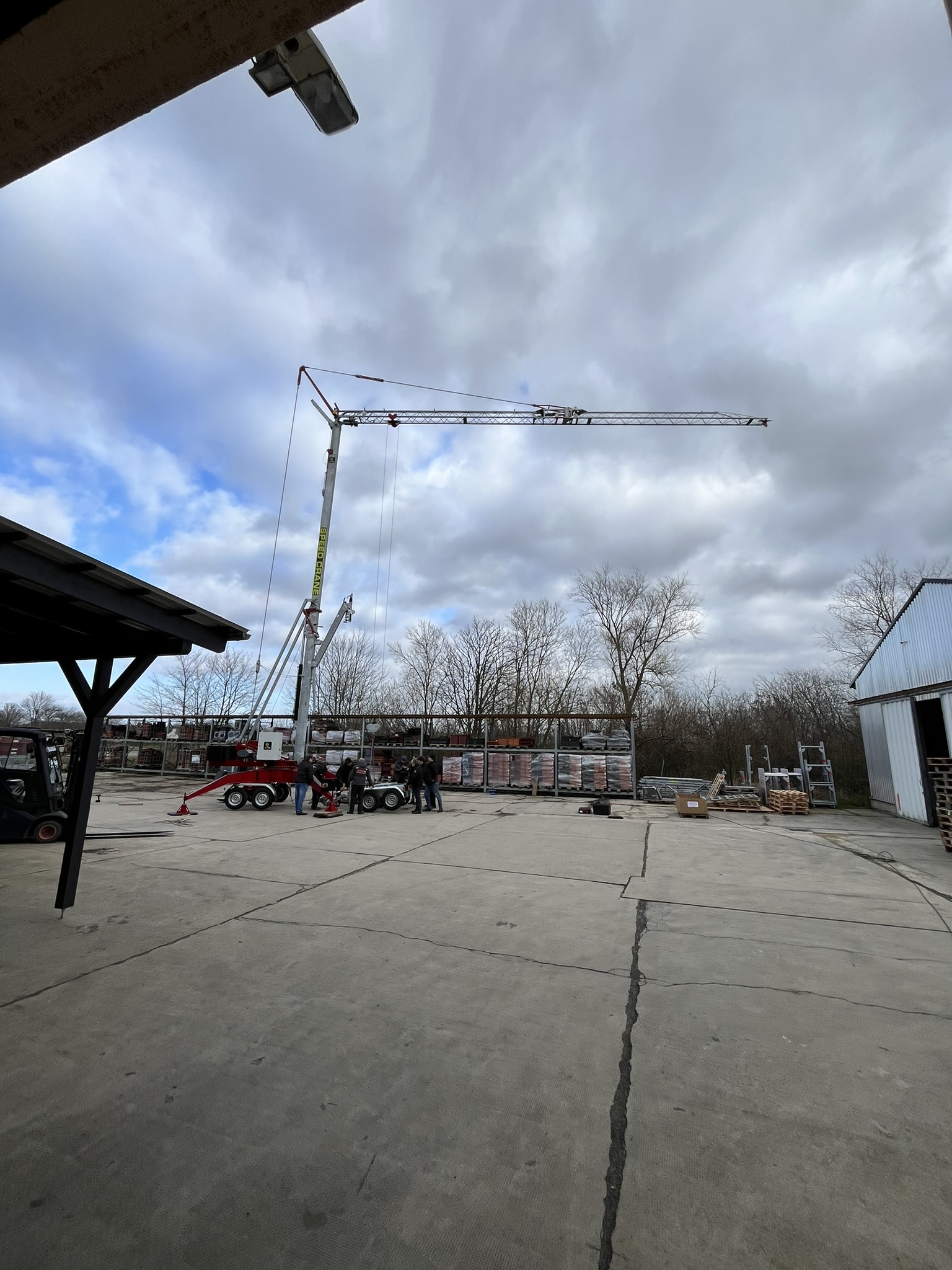 Aufgebauter Speed Crane auf einem Baustoffplatz