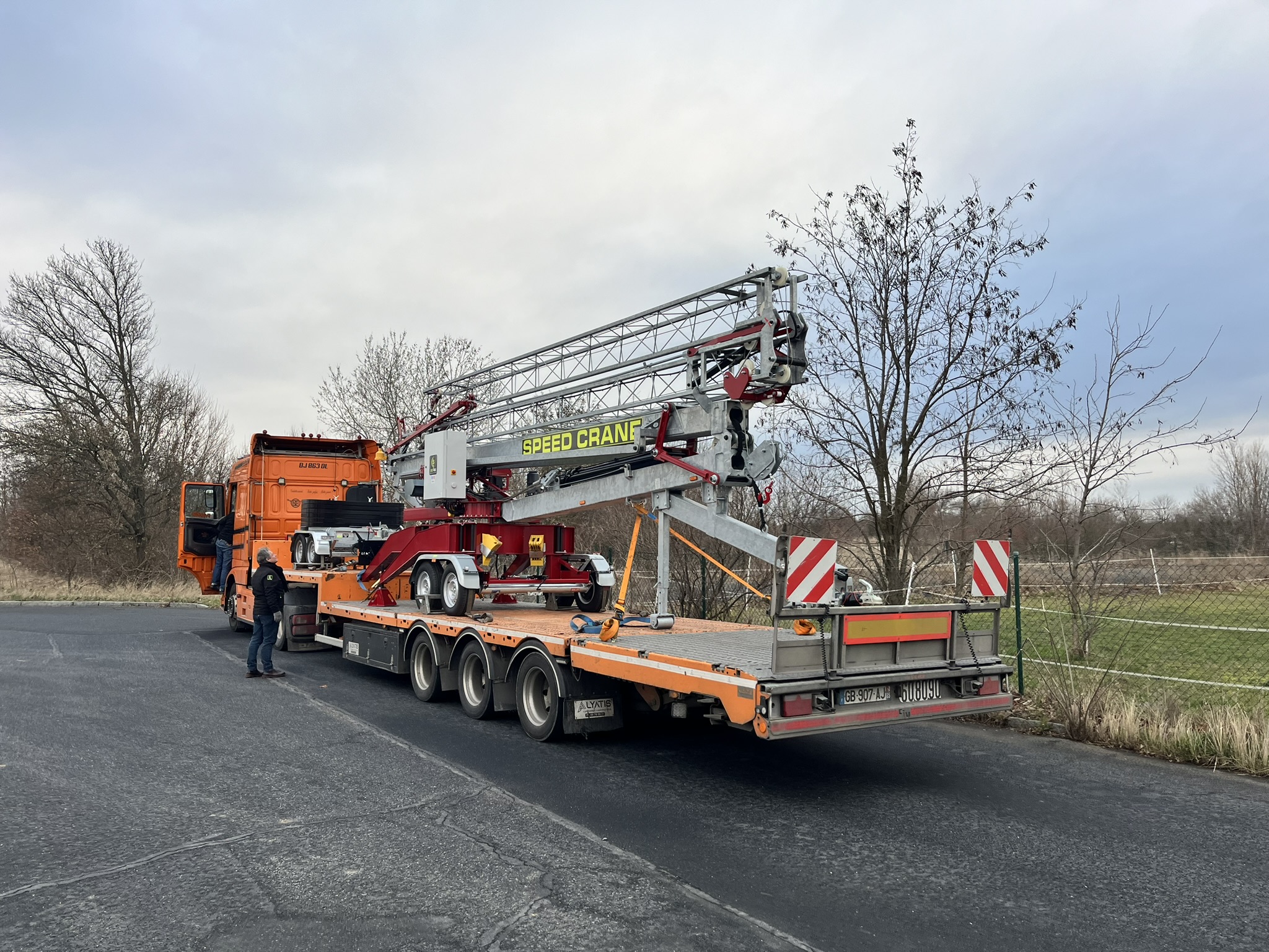 Speed Crane auf einem Tieflader